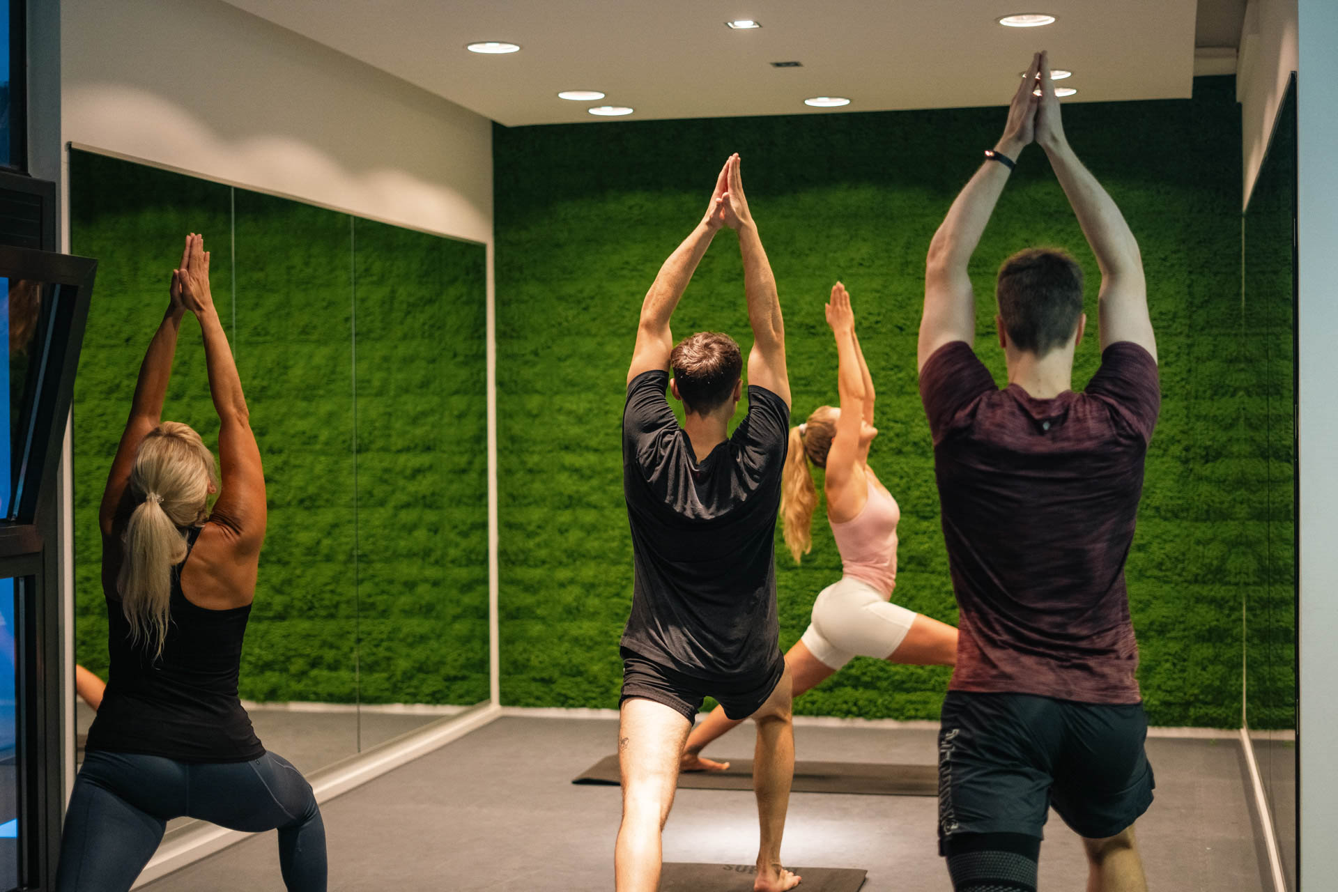 Personen machen Yoga Köln bei Hamann Sport
